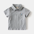 Detailansicht eines grauen Jungen-Poloshirts mit Stickerei und feiner Baumwollstruktur - 90cm / Grau