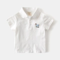 Nahaufnahme von weißem Baumwoll-Poloshirt mit Dackel-Stickerei und Dream-Textdetails - 90cm / Weiß