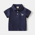 Detailaufnahme des dunkelblauen Jungen-Poloshirts aus Baumwolle mit Welpenstickerei und Kragen - 90cm / Marineblau