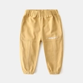 Gelbe Cargo-Kinderhose mit elastischem Bund und stilvoller Buchstabenstickerei - Khaki / 90cm
