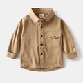 Dettaglio camicia in cotone kaki per bambini con colletto a punta e tasca con patta - 90cm / Cachi