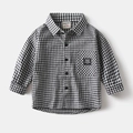 Dettaglio camicia a scacchi per bambini con tasca sul petto ed etichetta decorativa - Quadri Neri e Bianchi / 90cm