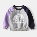 Gedetailleerde flat lay van fleece sweater voor kinderen met kleurblokmouwen en campingbeerdruk - 90cm / Grijs Paars Patchwork