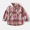 Detailaufnahme des rot-weißen Flanell-Karohemds mit zwei Taschen und schwarzen Knöpfen - 90cm / Rot Karo