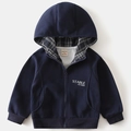 Dettaglio felpa blu navy con fodera a quadri e stampa Stable Increase sul petto - 90cm / Blu navy
