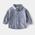 Dettaglio della camicia a righe per bambini con ricamo a cucciolo e ampie tasche anteriori - 90cm / Righe Blu