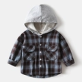 Detail eines Kinder-Flanell-Karohemds mit grauer Strickkapuze und Brusttaschen - Blaukaffee Plaid / 90cm