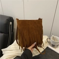 Vintage braune Umhängetasche im Boho-Stil mit langen Wildlederfransen auf weißer Seide - Braun