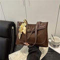 Borsa tote marrone stampa coccodrillo con cuciture bianche e sciarpa di seta decorativa - Marrone