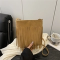 Retro senfgelbe Umhängetasche aus Wildlederimitat mit langen Quasten im Boho-Stil - Khaki