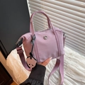 Mini sac cabas lavande avec pendentif panda et bandoulière réglable tenu à la main - Violet
