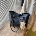 Grand sac cabas en cuir noir avec inscription FASHION et joli porte-clés ours en peluche - Avec Pendentif / Noir
