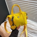 Mini sac cabas jaune en nylon avec breloque panda et bandoulière large réglable - Jaune