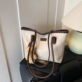 Sac fourre-tout crème avec bordure marron foncé, patch mode et breloque ours en peluche - Avec Pendentif / Blanc