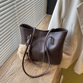 Sac fourre-tout rétro en cuir PU marron foncé avec logo embossé et breloque ours peluche - Avec Pendentif / Marron
