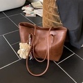 Sac cabas marron en similicuir avec texture litchi et gaufrage mode et charme d'ours - Avec Pendentif / Marron