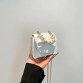 Mini sac bandoulière blanc en cuir litchi avec détail noeud et anse en perles - Blanc