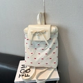 Rucksack in Off-White mit rotem Schleifenmuster und eleganter Perlenverzierung - Weiß
