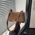 Braune Schultertasche für Damen aus Öl-Wachsleder mit Knotengurt und Metalldrehverschluss - Braun