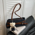 Blauwe denim crossbody tas met bruine lederen bies en een schattige witte pluche beer - Met Hanger / Bruin