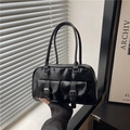 Borsa a mano bowling nera lucida con tasche anteriori e lunghi manici a spalla - Nero