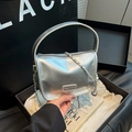 Silberne Handtasche aus PU-Leder mit Faltenstruktur und schicker Metallkette - Silber