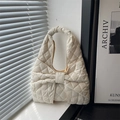 Gesteppte cremefarbene Tragetasche mit großem Schleifendetail und Nylon-Textur - Weiß