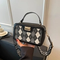 Borsa a tracolla nera con motivo a rombi tricolore e ampia tracolla a fantasia - Nero