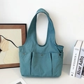 Borsa tote minimalista in nylon verde acqua con tre tasche e ampio spazio per uso quotidiano - Blu