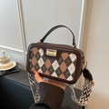 Borsa a tracolla marrone a rombi con ampia tracolla a onde e fibbia dorata - Marrone