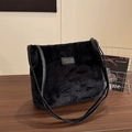 Borsa tote alla moda in ecopelliccia nera con spalline in pelle e logo minimalista - Nero