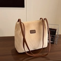Elegante borsa tote in peluche beige con cinturini in pelle marrone per l'inverno - Cachi