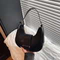 Borsa hobo a mezzaluna minimalista in pelle liscia nera con dettagli in metallo dorato - Nero