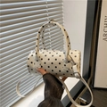 Weiße Polka-Dot-Zylindertasche mit schwarzen Punkten und abnehmbarem Trageriemen - Weiß