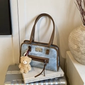 Schoudertas van denim en leer met pluchen berenbedeltje en vintage metalen details - Met Hanger / Blauw