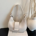 Borsa hobo chic a mezzaluna bianco crema in ecopelle con eleganti dettagli dorati - Bianco