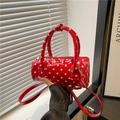 Rote glänzende Zylindertasche mit weißen Punkten, Handgriffen und silbernem Schultergurt - Rot