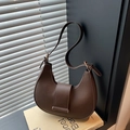 Borsa a mezzaluna retrò marrone scuro con fibbia dorata e finitura in pelle liscia - Marrone