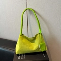 Borsa a spalla minimalista verde neon in pelle scamosciata con mini pochette coordinata - Verde