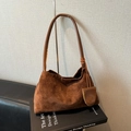 Retro dunkelbraune Handtasche aus Wildleder mit schmalem Griff und dekorativem Anhänger - Braun