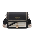 Borsa a tracolla quadrata bicolore alla moda con cinturino etnico e ciondolo dorato - Nero