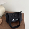 Schwarze Nylon-Umhängetasche mit weißem Logo und doppelten geflochtenen Reißverschlüssen - Schwarz