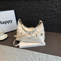 Elegante borsa sottobraccio beige in ecopelle con fibbie dorate e doppia tracolla - Bianco