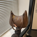 Bolso hobo media luna en cuero marrón con hebilla plateada ajustable y cierre - Marrón