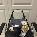 Dunkelblaue Denim-Hobo-Tasche mit Ledergriff und süßem Plüschbär-Anhänger - Mit Anhänger / Schwarz