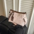Roze retro crossbodytas met bruine bies en mode-label op zwarte bank - Roze