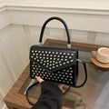 Elegante schwarze Nietentasche mit silbernen Studs und V-Klappe für Partys - Schwarz