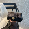 Mode zwarte kunstlederen handtas met luipaardprint flap en gouden ronde sluiting - Zwart