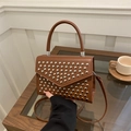 Braune Clutch mit Nieten und Tragegriff, perfekt für elegante Party-Anlässe und Feste - Braun