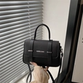 Borsa a tracolla chic in pelle nera con trama litchi e fibbie in metallo argentato - Nero